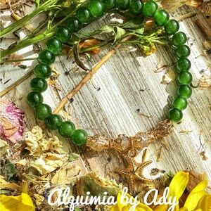 Dainty untreated emerald beaded gold charm bracelet